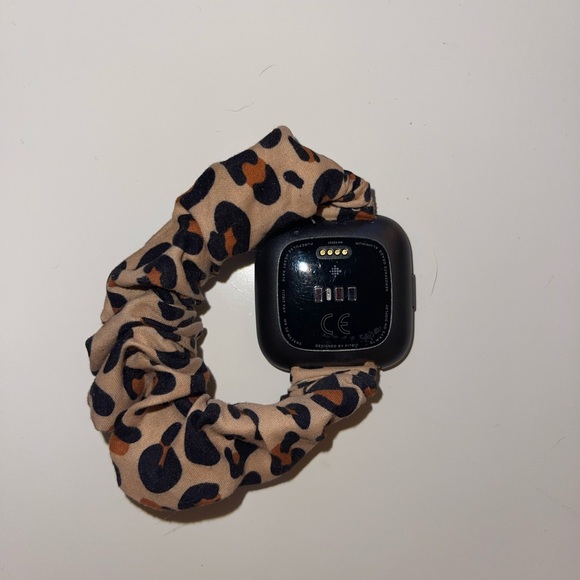 FitBit Versa 2 - Picture 2 of 3